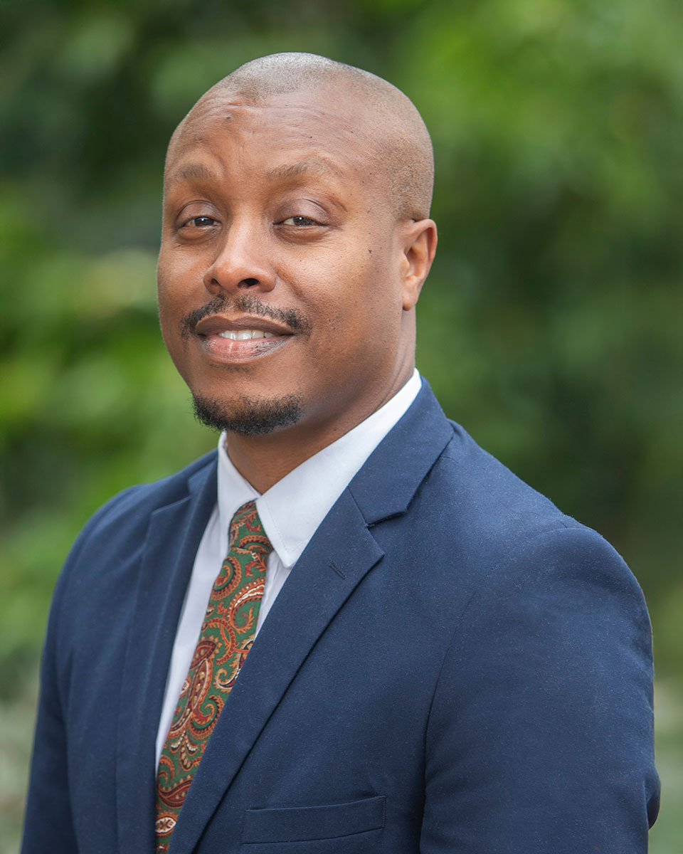 Portrait photo of Jared Burns